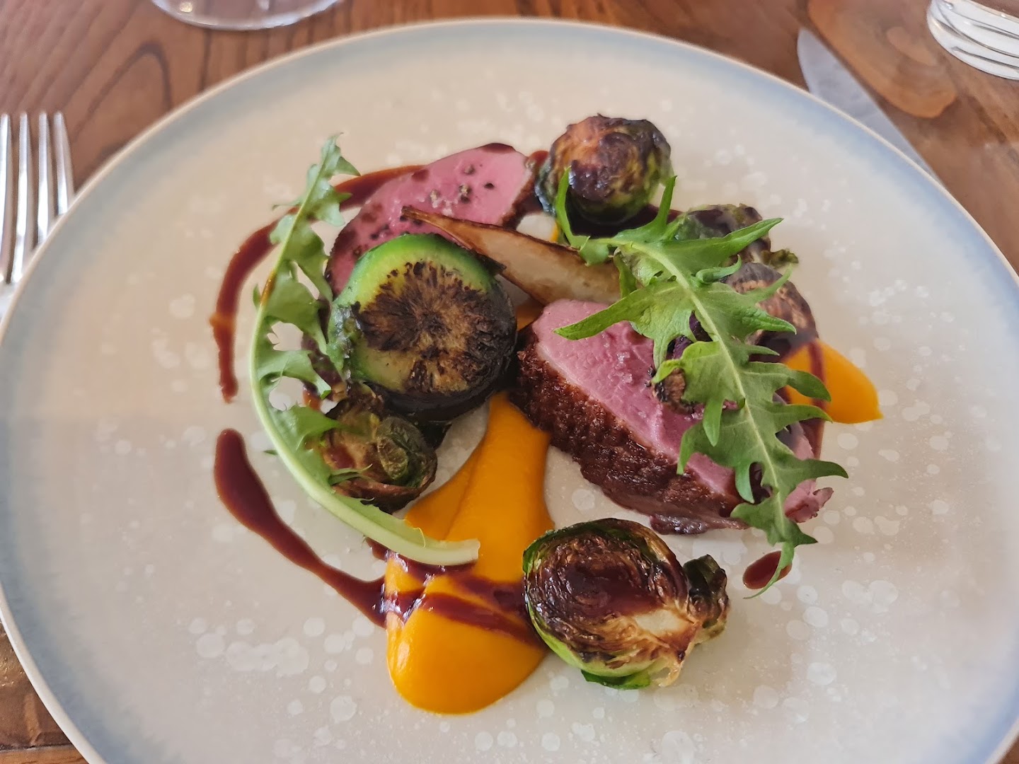 Une viande rosée avec choux de Bruxelles et purée orangée