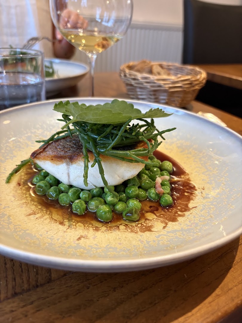 Un poisson poêlé avec petits pois et salicornes