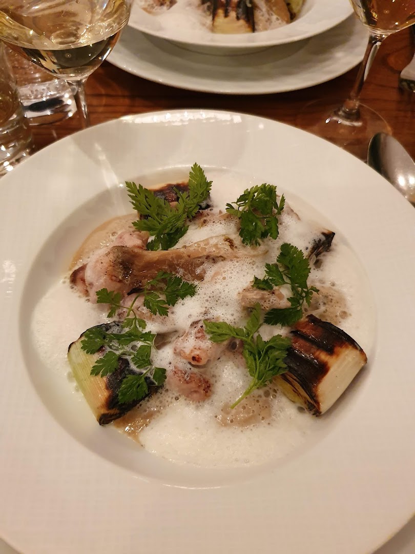 Une viande en sauce avec des tronçons de poireau grillé