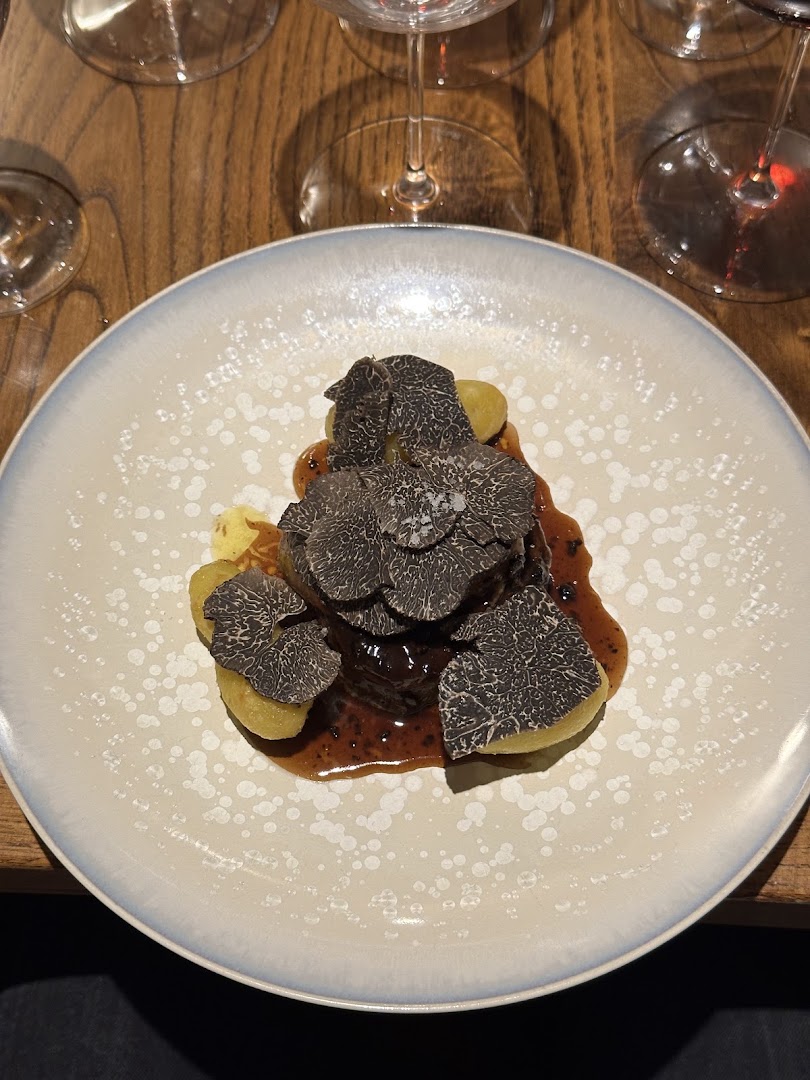 Des gnocchis garnis de lamelles de truffe noire